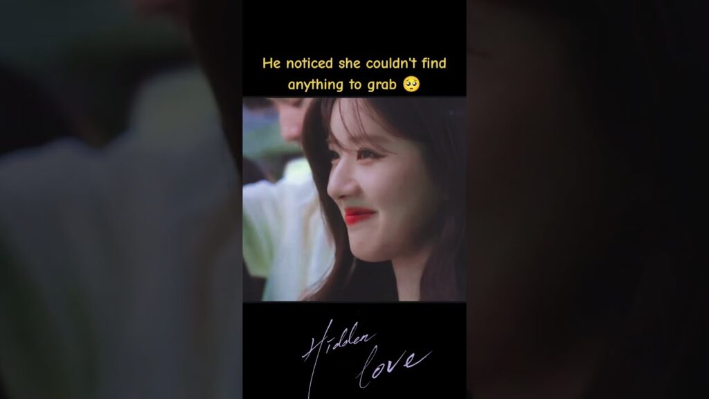 لاحظ أنها لا تستطيع العثور على أي شيء للاستيلاء عليه👀 #HiddenLove #حب_خفي #zhaolusi #ChenZheyuan