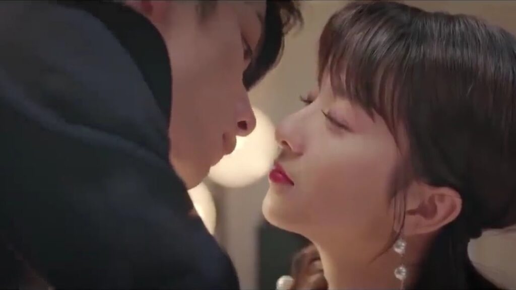 يقـع في حب رئيستـه وتطلب منه ان يقبلها ببطئ  ( حبيبتـي )