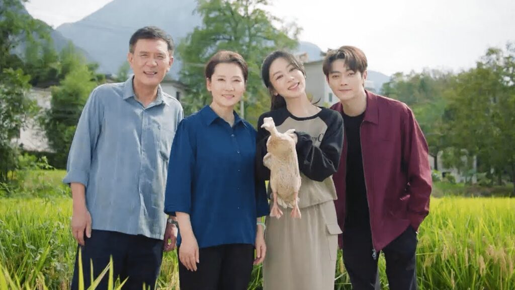 "هذه المرة، سأحميك" يترك وظيفته ويرافق حبيبته لإقناع والدتها المصابة بالعودة❤️مشهد من "حكاية مبهجة"