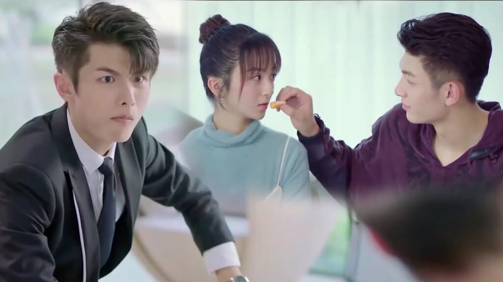 يتعمد اطعامها لكي يشعل نار الغيـرة لصديقـه الذي يحبها ( حبيبتـي )