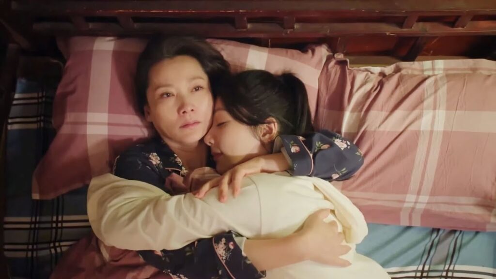 عندما أكون خائفة يا أمي احتضانك هو دائمًا المكان الأكثر دفئًا😊مشهد لطيف من "حكاية مبهجة"