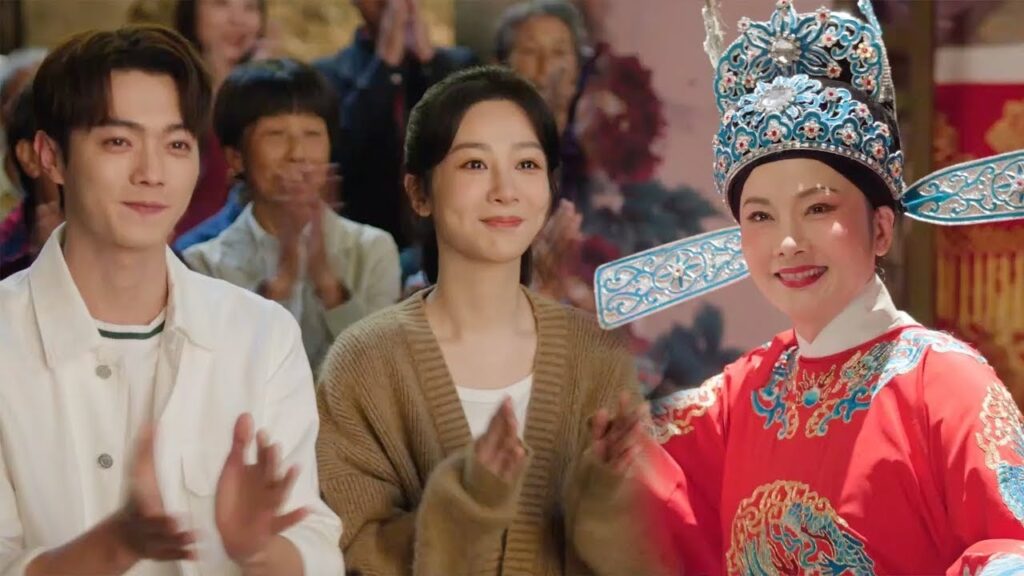 تعلم بطلتنا بالصدفة بحلم طفولة والدتها فتتعاون مع عائلتها لمساعدتها في إيجاد نفسها😊مشهد"حكاية مبهجة"