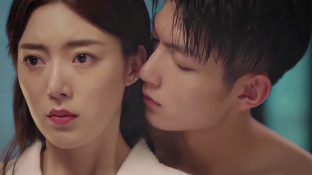 يخرج من الحمام و يقبـلها من عنقها بلطف و يشم رائحتها ( حبيبتي )