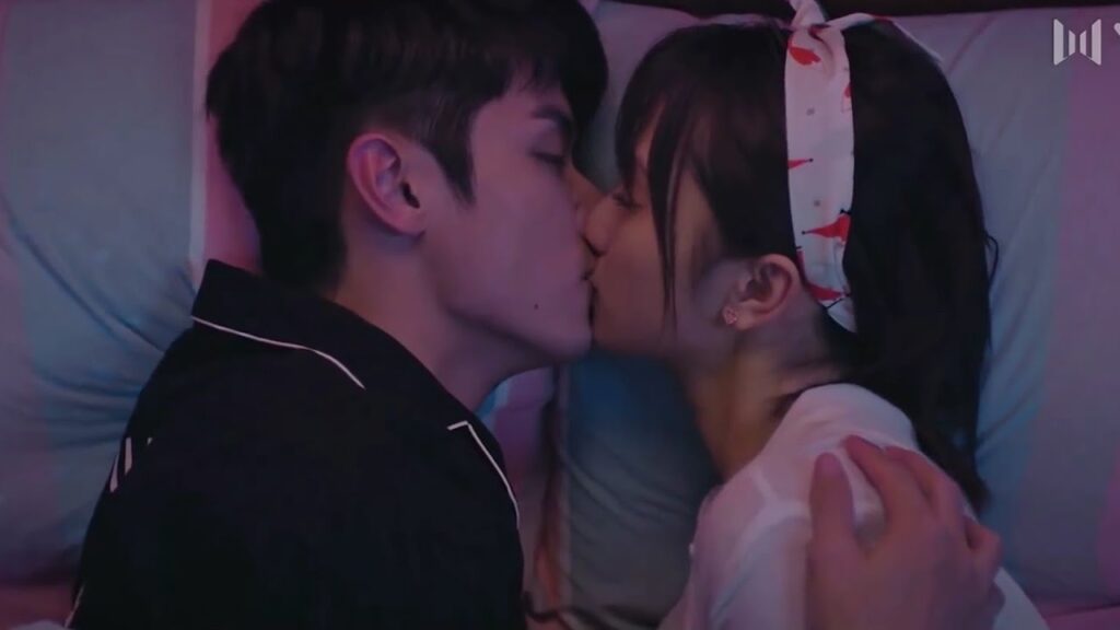 متوترة لانها اول ليلـة لهم لكن حبيبـها يبادر و يلطف الاجواء  ( حبيبتـي )