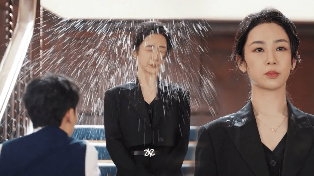 يهينها علنًا ويسكب عليها الماء فتكشف بطلتنا مباشرة عن أفعاله الشريرة وتطرده😧مشهد من “حكاية مبهجة” يهينها علنًا ويسكب عليها الماء فتكشف بطلتنا مباشرة عن أفعاله الشريرة وتطرده😧مشهد من "حكاية مبهجة"