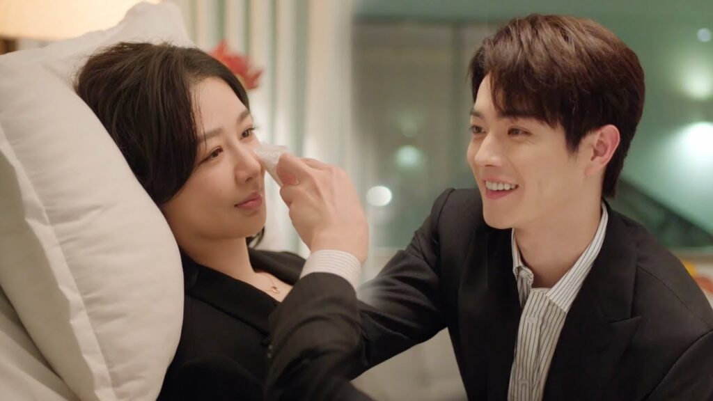 تتعرض بطلتنا للمضايقة علنا فيهرع حبيبها على الفور إلى جانبها ليريحها❤️مشهد لطيف من "حكاية مبهجة"