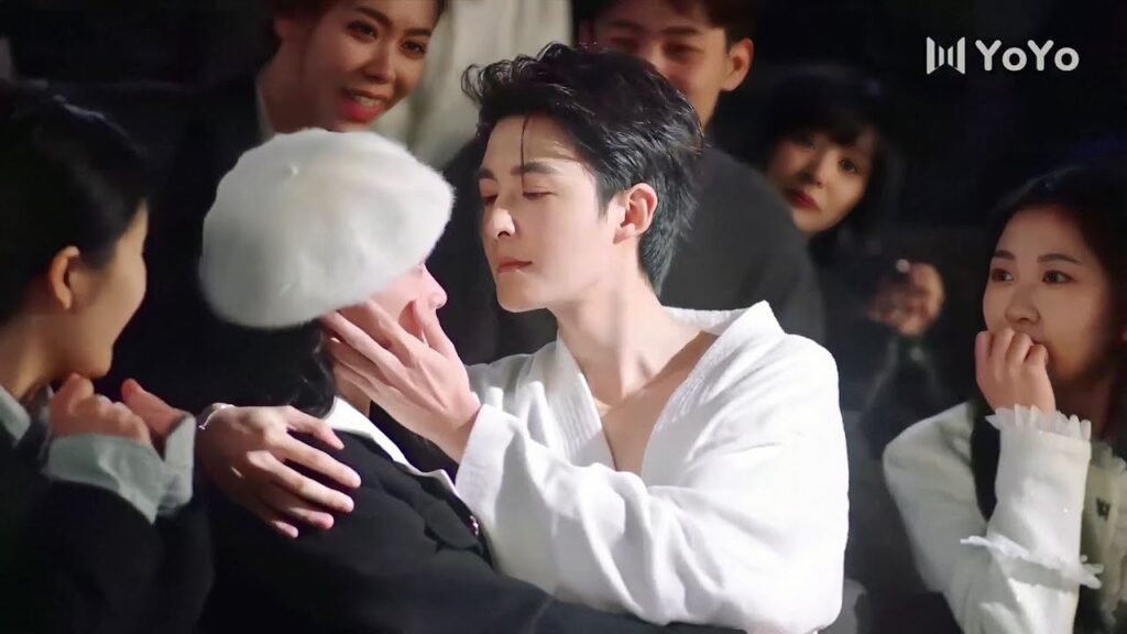 المدير الذي تحبـه يجلس في احضنها  ( لنتزوج اولاً )