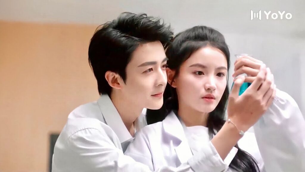 الشاب الذي يحبـها يعمل معها في نفس المختبر ( لنتزوج اولاً )