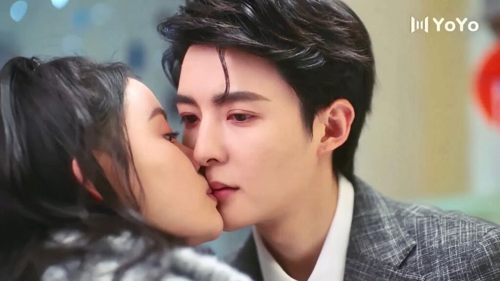 تقع في حب رئيسها و تقبـله و لا تهتم اذا سيطردها لاحقا  ( لنتزوج اولاً )