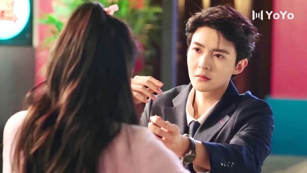 يمسح الطعام الذي على شفتيها لكنها تتحمس و لا تتوقف عن الابتسام  لـه  ( لنتزوج اولاً )