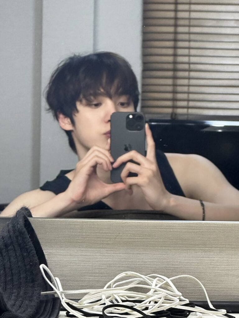 240508 ATEEZ على X: [#Yunho] تأكد من تناول العشاء!  🫶🏻