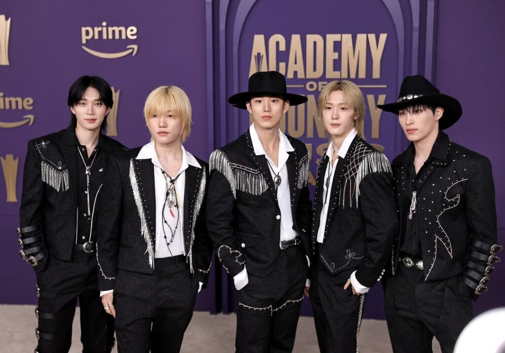 أصبحت P1Harmony أول فرقة K-POP تتم دعوتها لحضور حفل ACM (Academy of Country Music Awards).