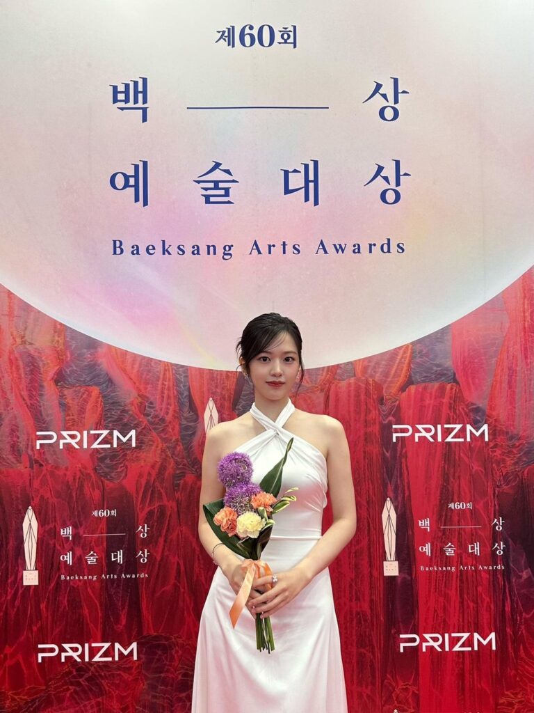 240507 تحديث تويتر الرسمي لـ IVE مع يوجين - حفل توزيع جوائز Baeksang Arts رقم 60