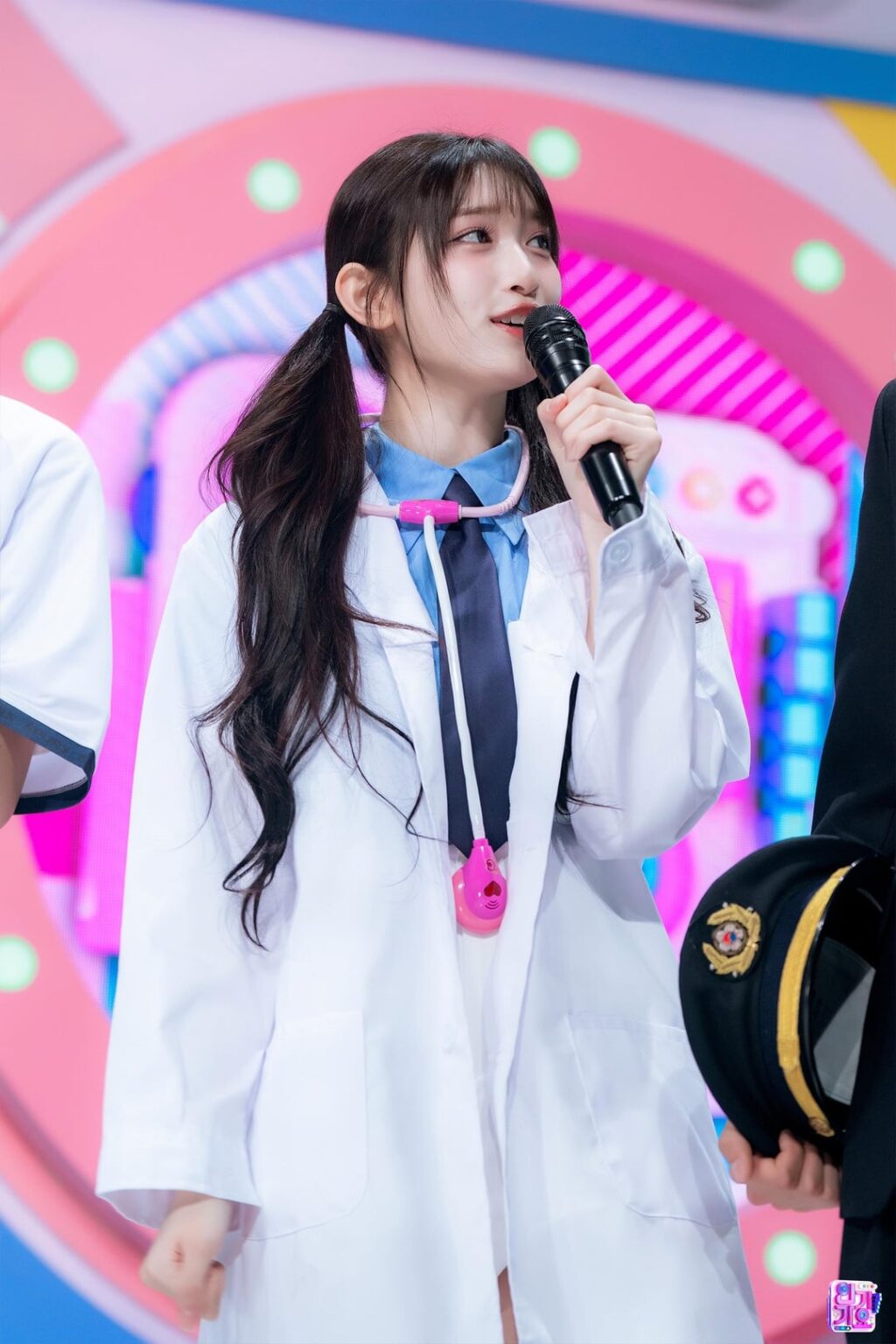 240509 MC Leeseo (IVE) @ 240505 SBS Inkigayo [On-Site Behind Pics]