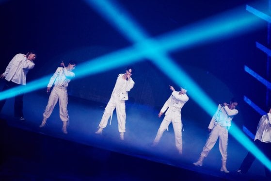 Highlight تحتفل باستعادة اسمها Beast خلال حفل Lights Go On, Again