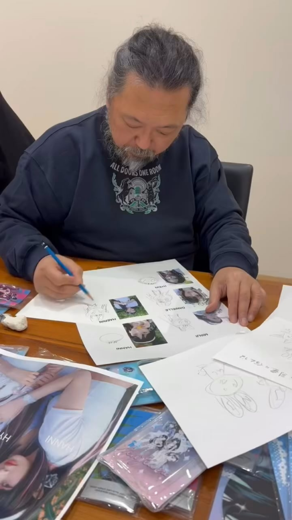 240501 min.hee.jin تحديث Instagram Reels - الرسم مع تاكاشي موراكامي