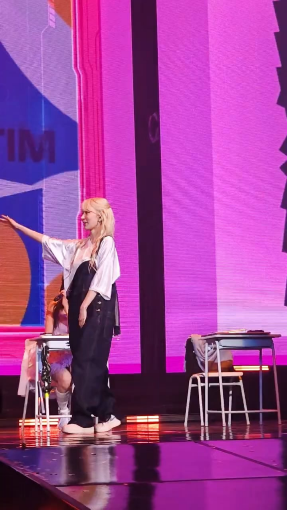 240511 تحديث LE SSERAFIM على TikTok مع Sakura - 🎸احصل على جيتار من SAKURA 🎵 @ FEARNADA