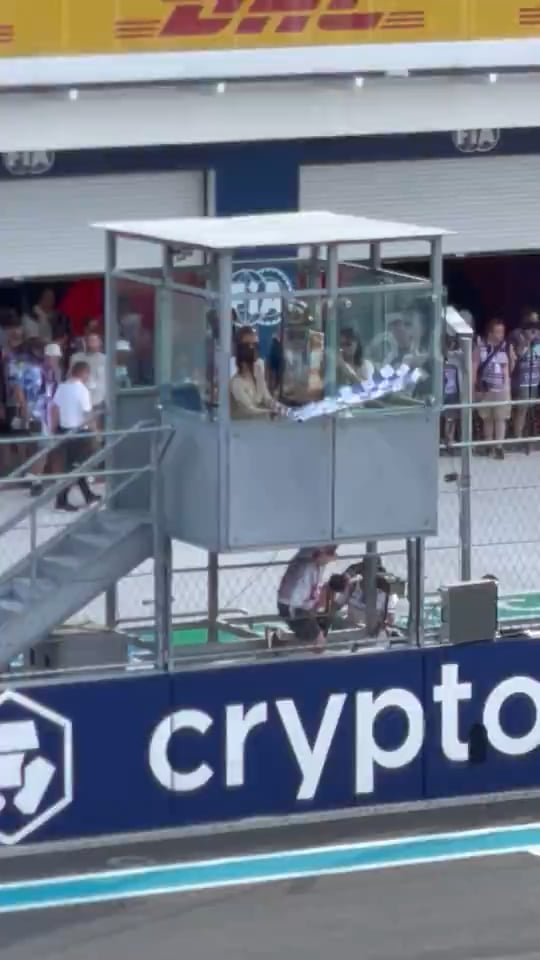 240505 ليزا تلوح بالعلم المتقلب @ F1 Grand Prix Miami