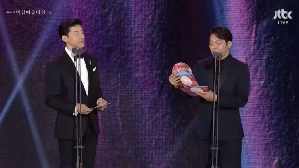 240507 فازت يوجين بـ "جوائز Baeksang Popularity (للأنثى)" في حفل توزيع جوائز Baeksang Arts الستين