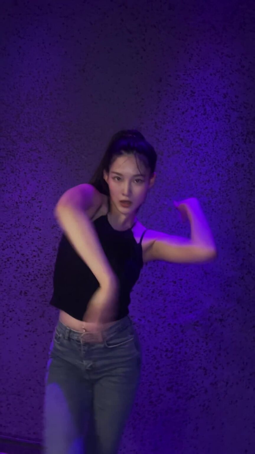 ريمي (رصاصة الكرز سابقًا) - تحدي رقص الألوان (الأصل MAMAMOO Solar) (240508)