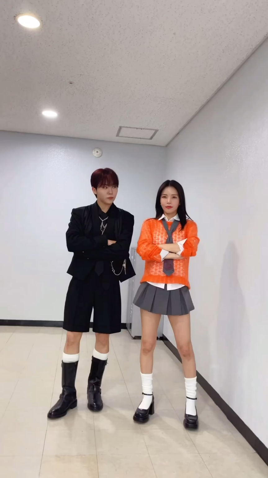 240506 تحديث حساب MAMAMOO Solar على الانستقرام: تحدي رقص "الألوان" مع سيونغكوان