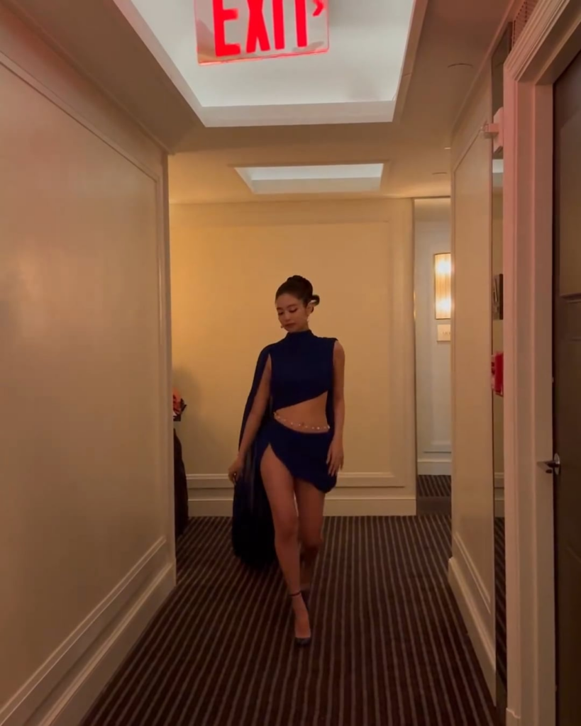 جيني تتظاهر قبل حفل Met Gala 2024