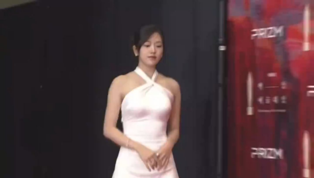 240507 يوجين يقف على السجادة الحمراء في حفل توزيع جوائز Baeksang Art الستين