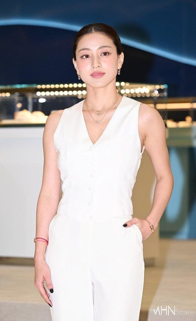 240502 تحديث تويتر للموضوع Kpop - جيهيو في متجر FRED Force 10 المنبثق اليوم