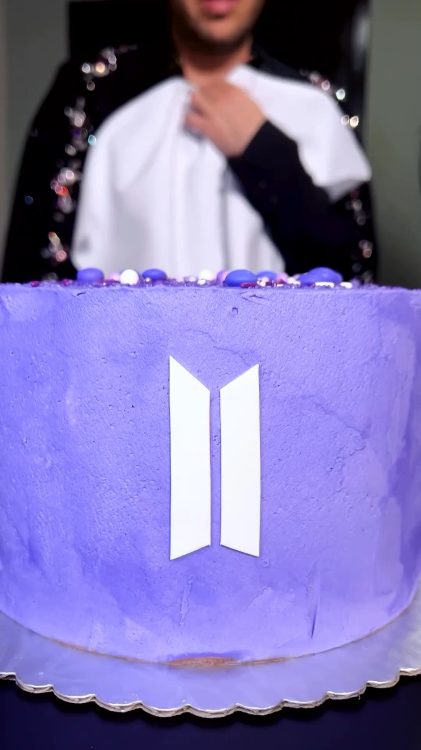 ينشر حساب Jimmy Fallon Tonight على Instagram مقطع فيديو لبيني بلانكو وجيمي يأكلان كعكة تحمل طابع BTS