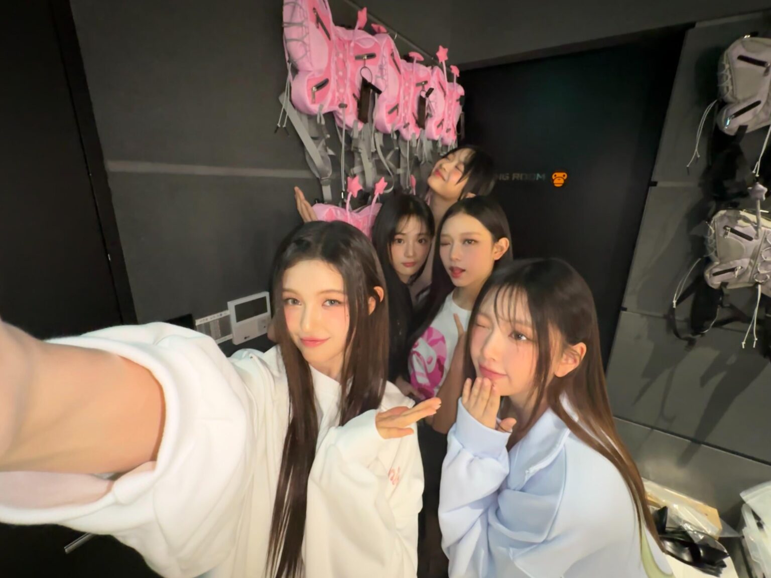 240504 تحديث الصور عبر الهاتف لـ NewJeans