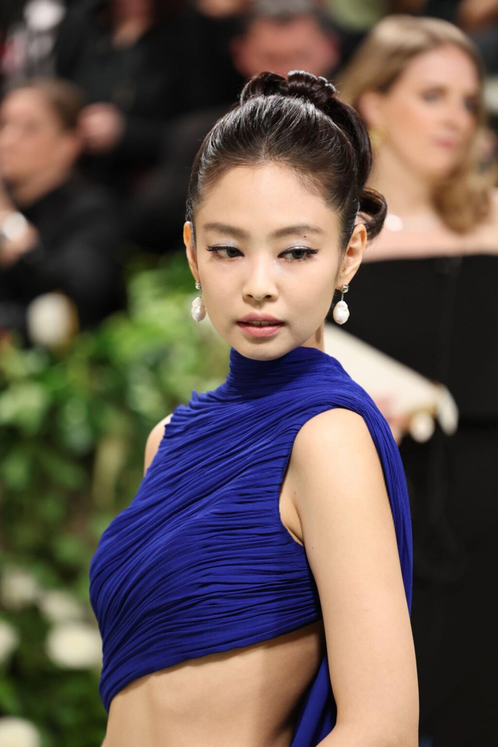 240506 لقطة مقربة لمكياج جيني في حفل Met Gala