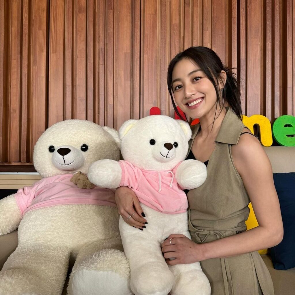 240503 تحديث انستقرام mbc_ilivealone - جميعاً، دعونا نلتقط صورة لجيهيو! 📸 "لقد رأيت صورة جيهيو فقط. هل تجعلك تشعر بالسعادة والنشاط؟"  على الرحب والسعة.  الأعمال المنزلية صعبة أيضًا!  التمرين صعب أيضًا!  الجمال هو أيضا من الصعب!  حياة إنرجايزر جيهيو اليومية💕