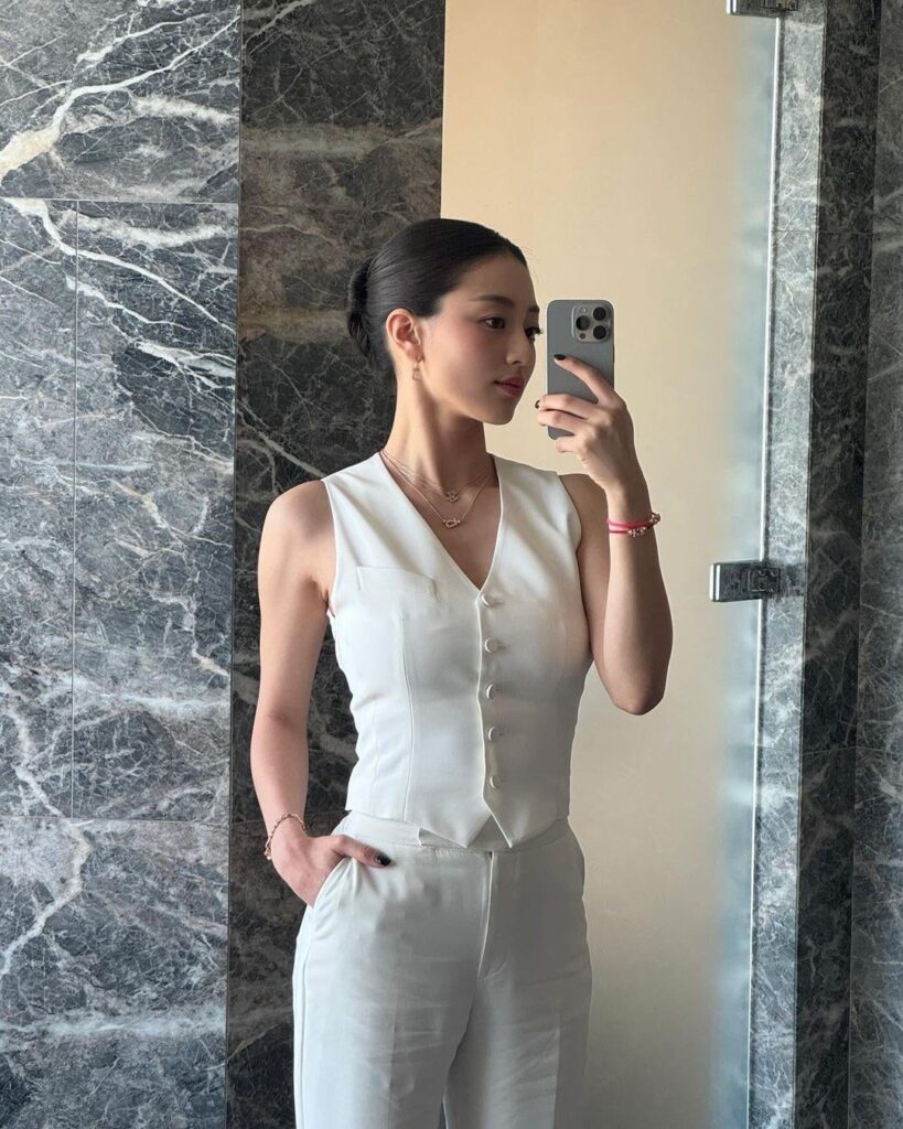 240508 - تحديث جيهيو على الانستقرام - "🤍"