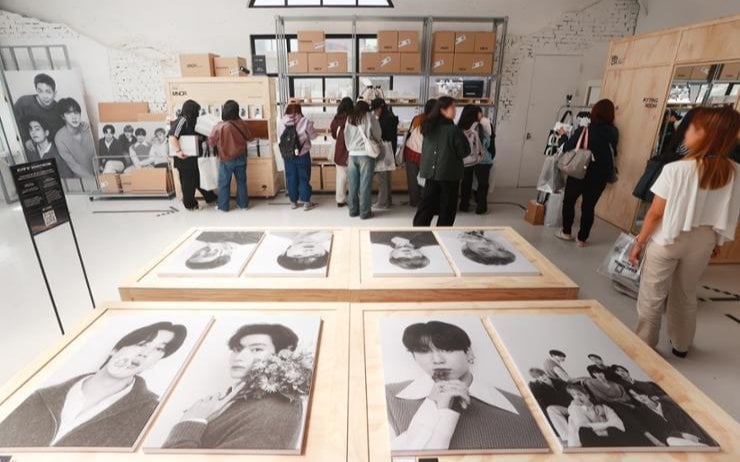 240506 The Korea Times: النافذة المنبثقة "أحادية اللون" لـ BTS تجذب ARMY من جميع أنحاء العالم