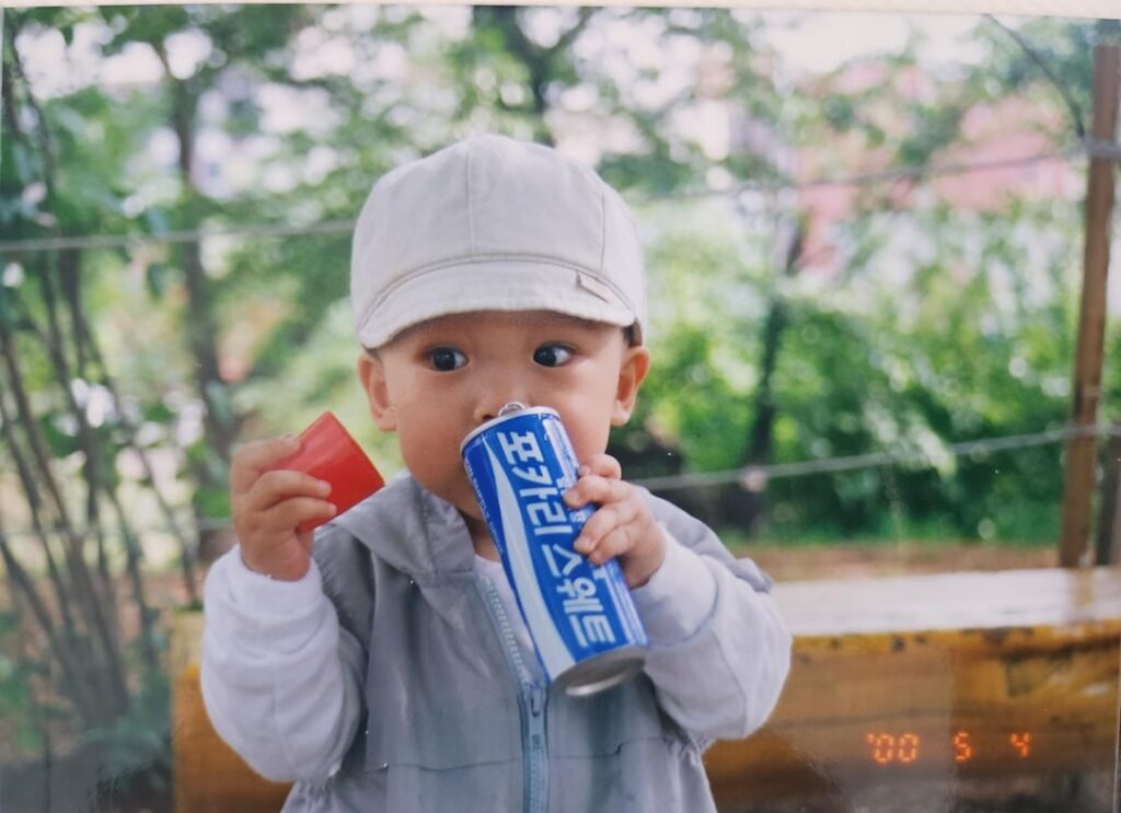 240505 ATEEZ على X: [#Yunho] تجاهلت الكأس لأنه مزعج..!