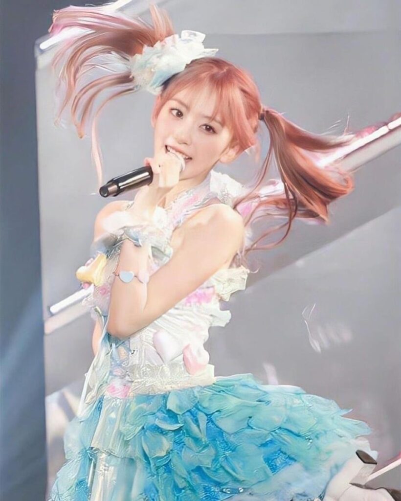 ساكورا تبدو مثل أيدول الأنمي في هذه الصورة