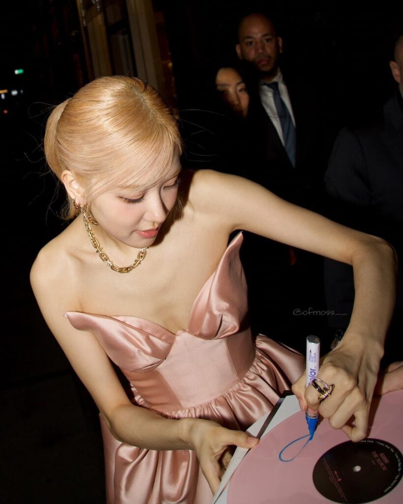 حدث إطلاق 240502 Rosé @ Tiffany & Co. Titan (بقلم فاريل ويليامز) في نيويورك