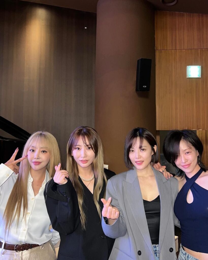 اجتمعت فرقة Brown Eyed Girls من جديد وقاموا بأداء أغنية Abracadabra في حفل زفاف شقيق JeA