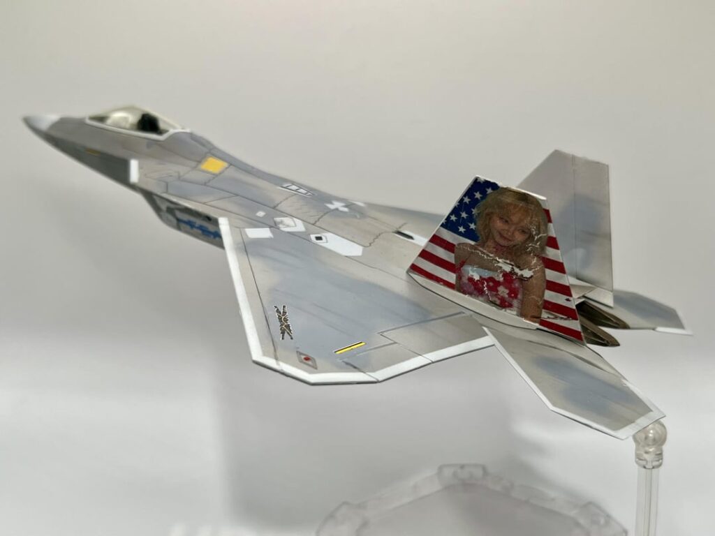 فن الذيل مستوحى من العلم.