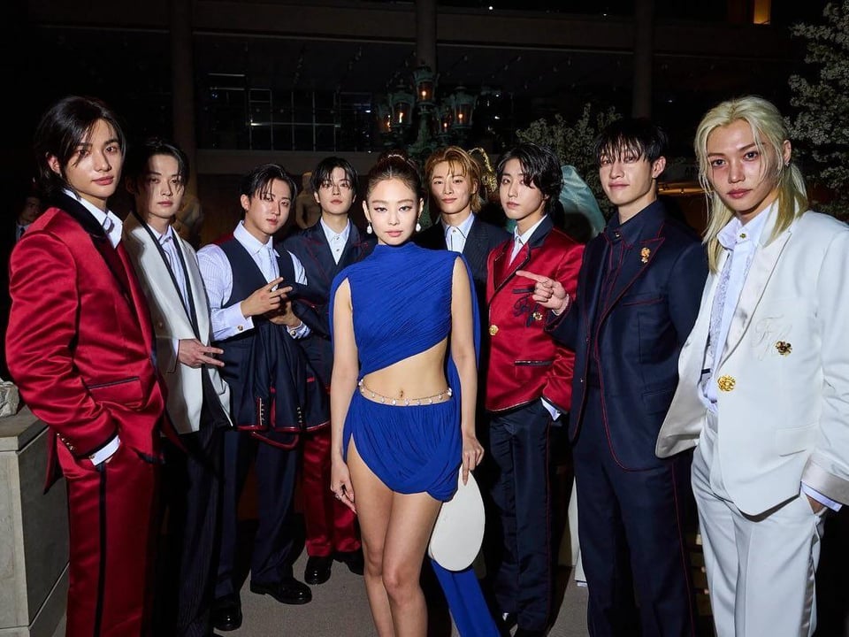240506 جيني مع فرقة Stray Kids في حفل Met Gala 2024