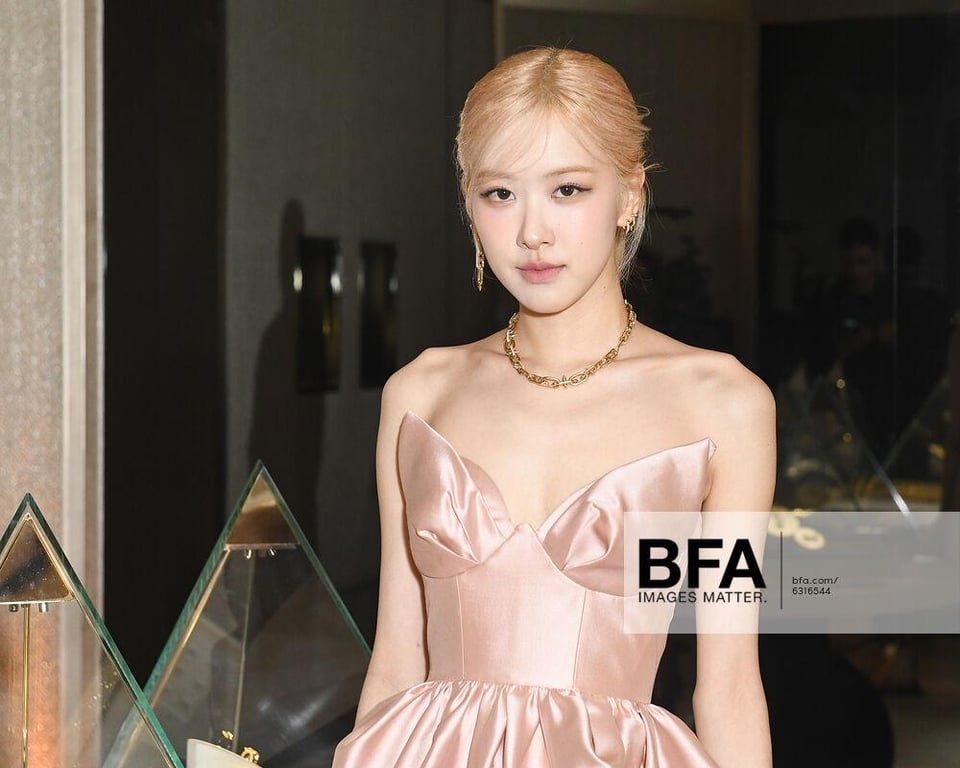 حدث إطلاق 240502 Rosé @ Tiffany & Co. Titan (بقلم فاريل ويليامز) في نيويورك
