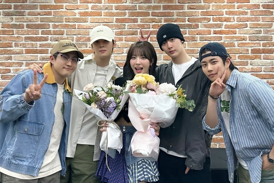 أعضاء ASTRO يظهرون حبهم لـ Moon Sua في حدث Billlie’s Fan-Con