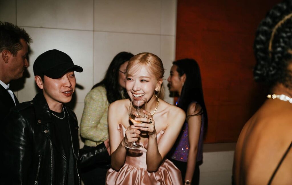 حدث إطلاق 240502 Rosé @ Tiffany & Co. Titan (بقلم فاريل ويليامز) في نيويورك [Getty Images]