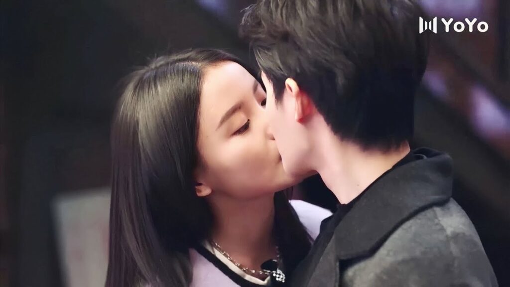 يحاول ان يعد لها الطعام لكنها تريد ان تتذوق من يطبخ   (  لنتزوج اولاً )