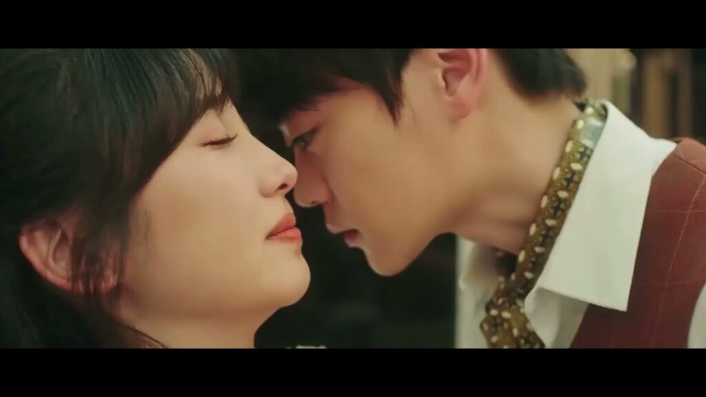 يقترب منـها و يشم رائحـة عنقـها الجذابـة  ( حب في الفندق )