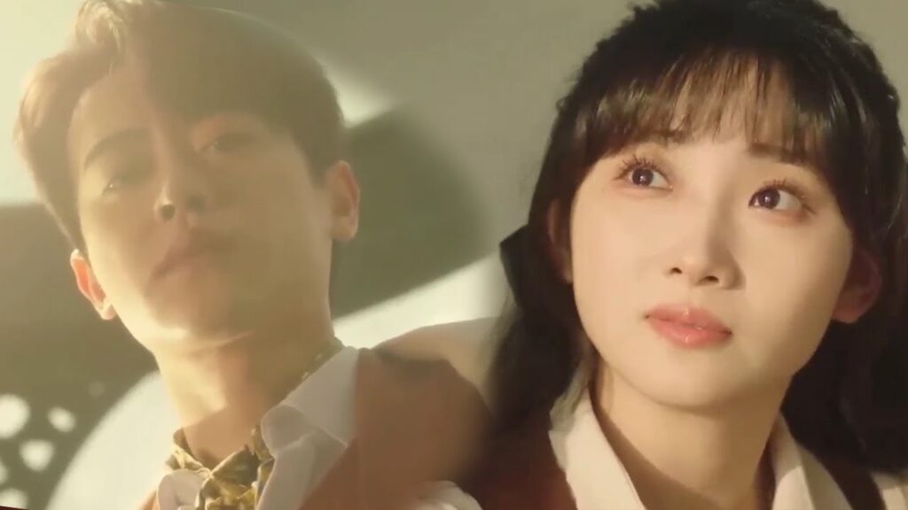 تعتقد بأن الرئيس سوف يساعدها لكنـه يتركـها تقـع و لا يهتم لامرها  ( حب في الفندق )