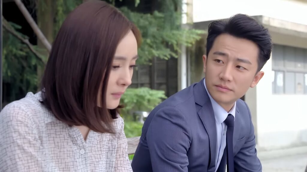 ترحل حبيبته فجأة فيطاردها ويطلب عودتها ولكنها تطلب منه الذهاب❤️مشهد من "عزيزي المترجم"