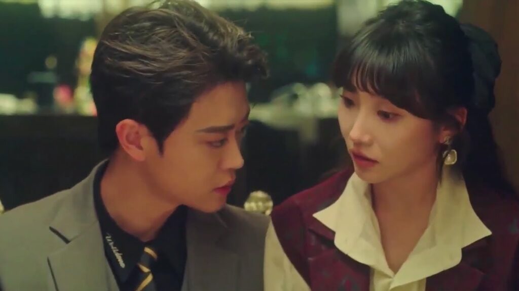 تشرب النبيذ بدلاً من رئيـسها لان لديـه حساسيـة منه ( حب في الفندق )