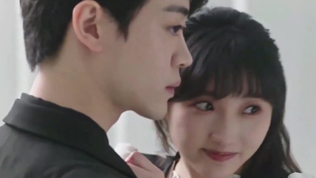 اصبح الرئيس يتصرف برومانسيـة مع حبيبتـه في مكتبـه بدلاً من العمل ( حب في الفندق )