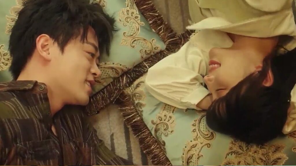 تشارك الغرفـة معـه و تتصرف بطريقـة بجنون معـه  ( حب في الفندق )